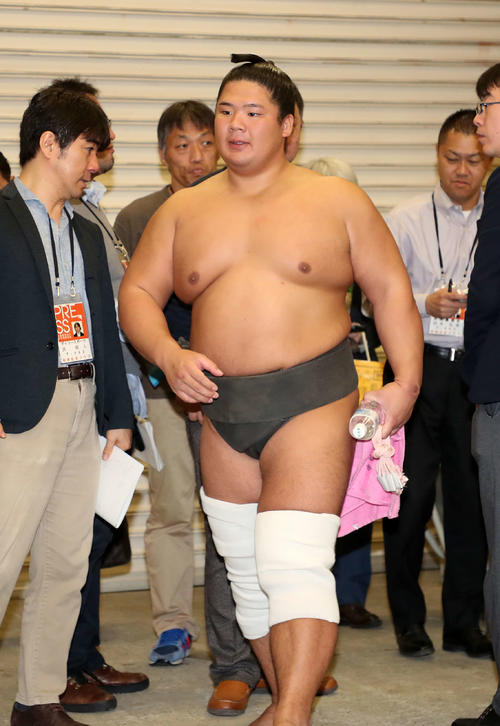 支度部屋に引き揚げる宇良（撮影・鈴木正人）