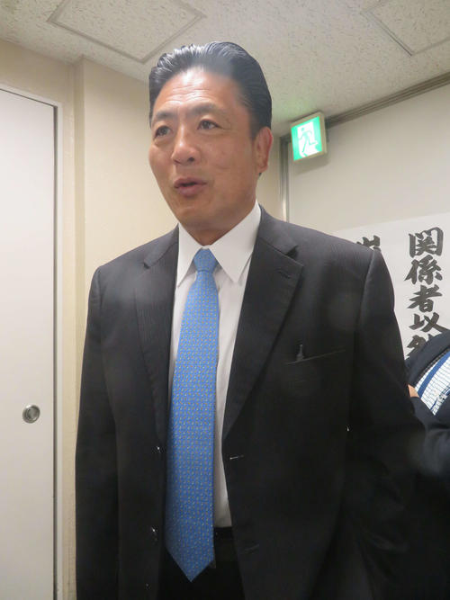 鶴竜の休場について取材対応する師匠の陸奥親方（撮影・佐藤礼征）
