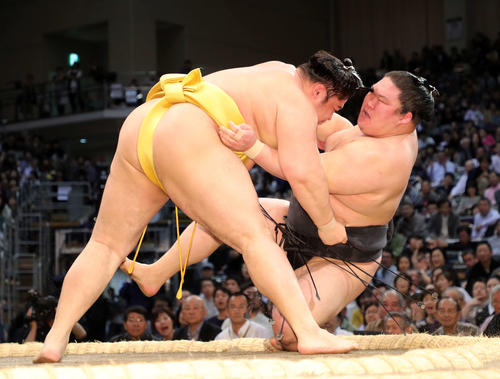 遠藤（左）に寄り倒しで敗れる豪栄道（撮影・鈴木正人）