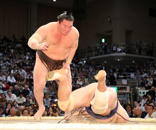 北勝富士（右）をはたき込みで破る白鵬（撮影・鈴木正人）
