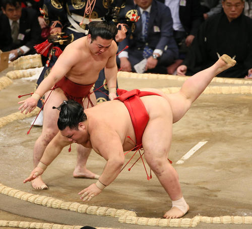 阿武咲(右手前)を下手出し投げで破る炎鵬(撮影・栗木一考)