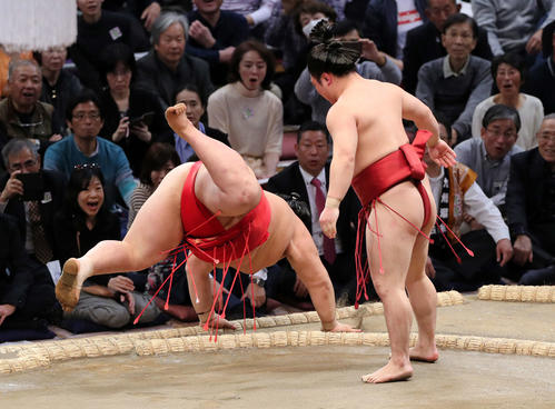 阿武咲(左)を下手出し投げで破る炎鵬(撮影・鈴木正人)