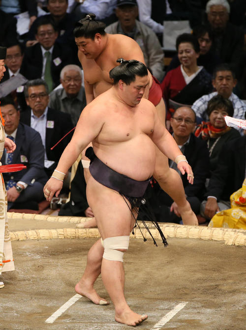 阿炎(奥)を押し出しで破る妙義龍(撮影・栗木一考)