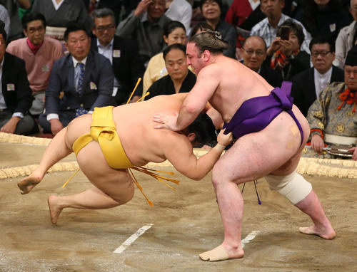 遠藤(左)をはたき込みで破る栃ノ心(撮影・栗木一考)