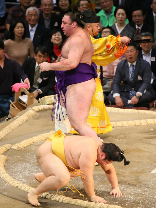 遠藤(左)をはたき込みで破る栃ノ心(撮影・栗木一考)