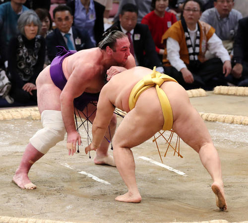 遠藤(右)を激しく攻める栃ノ心(撮影・鈴木正人)