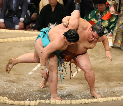 明生(左手前)を寄り切りで破る御嶽海(撮影・栗木一考)