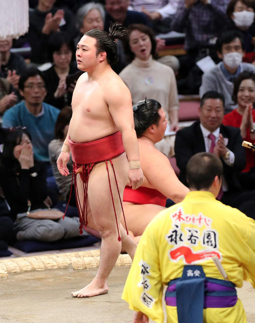 阿武咲(後方)を下手出し投げで破った炎鵬(撮影・鈴木正人)
