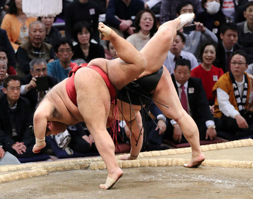 隠岐の海(右)を上手投げで破る高安(撮影・鈴木正人)