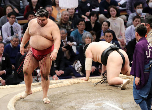 隠岐の海(右)を上手投げで破った高安(撮影・鈴木正人)
