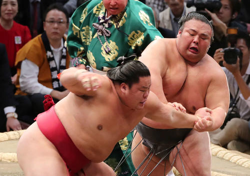 大栄翔(左)を激しく攻める貴景勝(撮影・鈴木正人)