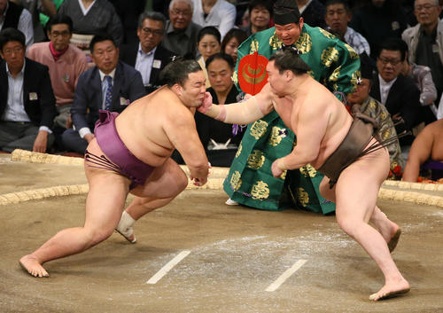 立ち合いで朝乃山(左)を右手で張る白鵬(撮影・栗木一考)