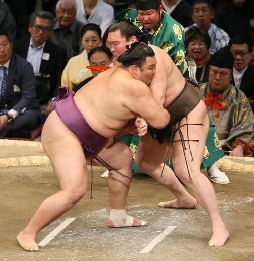 朝乃山(左)をすくい投げで下す白鵬(撮影・栗木一考)