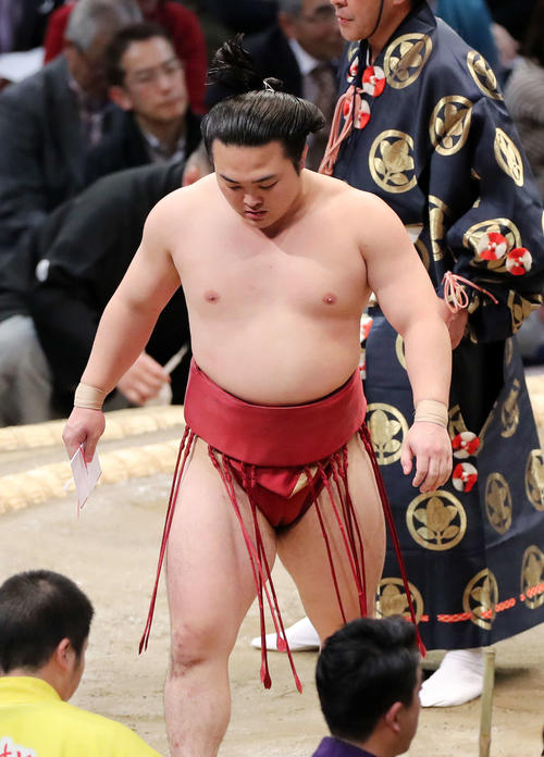 土俵を引き揚げる炎鵬(撮影・鈴木正人)