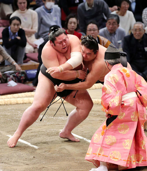 剣翔(左)を激しく攻める竜電(撮影・鈴木正人)