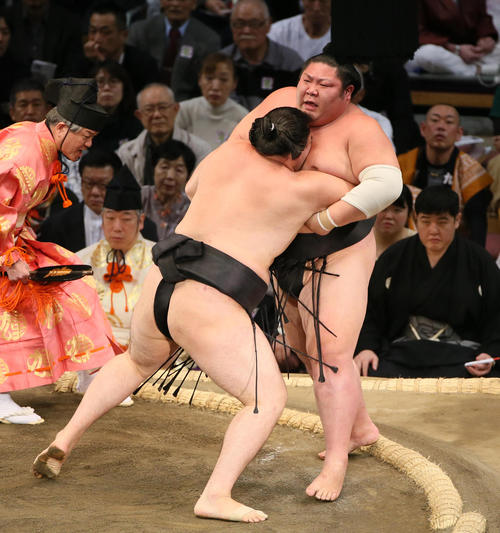 剣翔(右奥)を押し出しで破る竜電(撮影・栗木一考)