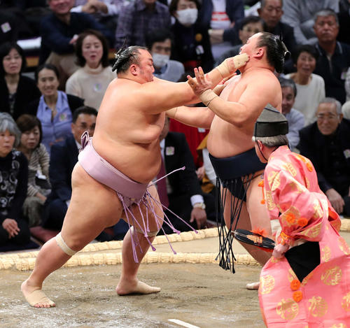 玉鷲(右)を激しく攻める琴勇輝(撮影・鈴木正人)