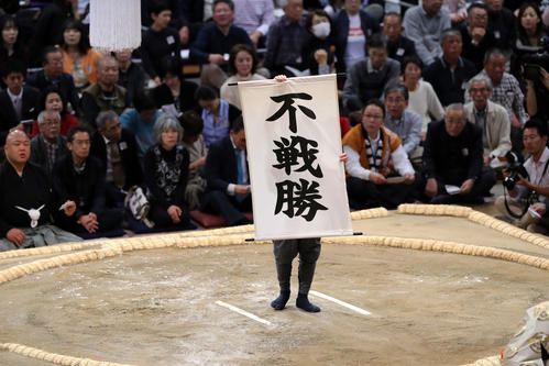 友風の休場で碧山の不戦勝(撮影・鈴木正人)