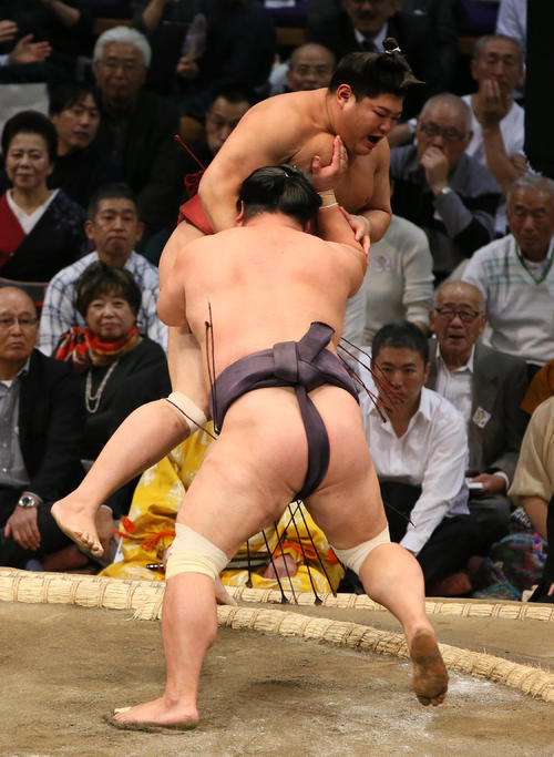 妙義龍(手前)に押し出しで敗れる阿炎(撮影・栗木一考)