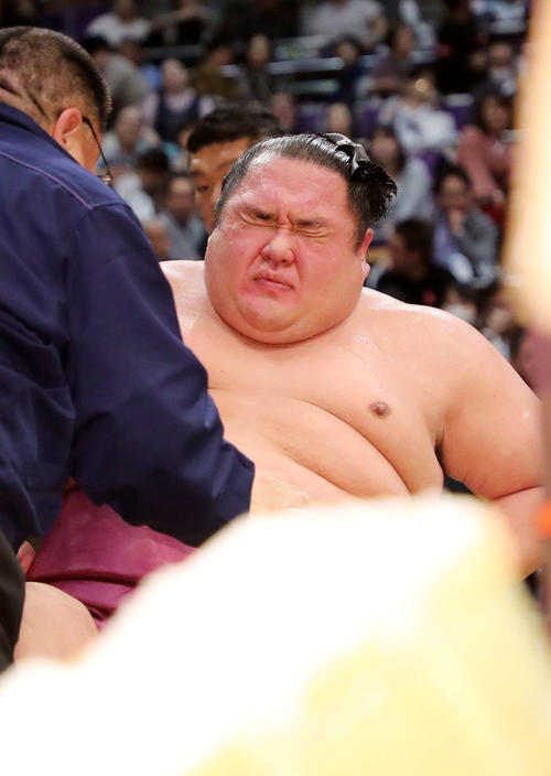 琴勇輝に押し出しで敗れ痛そうな表情を見せる友風（撮影・鈴木正人）