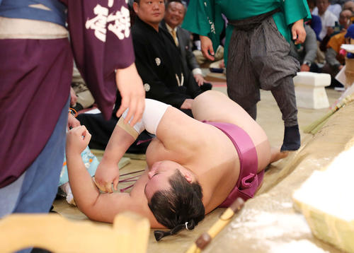 琴勇輝に押し出しで敗れ土俵下で動けない友風（撮影・鈴木正人）