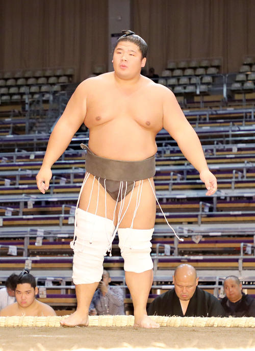 北島を突き落としで破った宇良（撮影・鈴木正人）