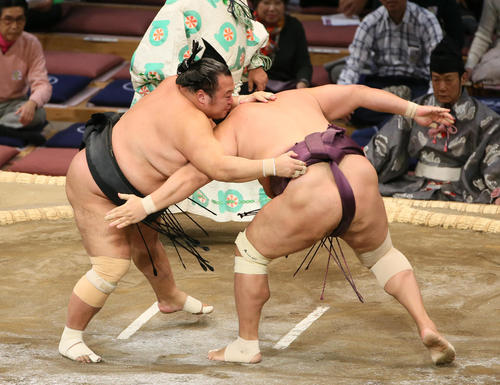 旭秀鵬（右）をはたき込みで破る豊ノ島（撮影・栗木一考）