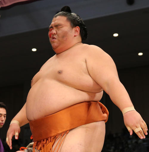 流血し、顔をしかめる御嶽海　（撮影・菊川光一）