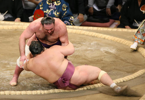 宝富士（手前）を首ひねりで破る栃ノ心（撮影・栗木一考）