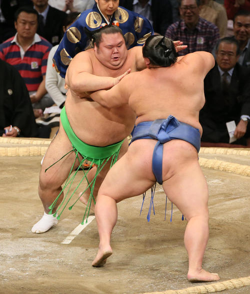 正代（手前）を寄り切りで破る千代丸（撮影・栗木一考）