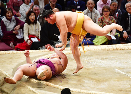 朝乃山（左）を下手投げで破る遠藤（撮影・清水貴仁）