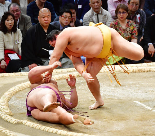 朝乃山（左）を下手投げで破る遠藤（撮影・清水貴仁）
