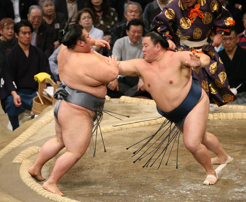 貴景勝（左）を押し出しで破る玉鷲（撮影・栗木一考）