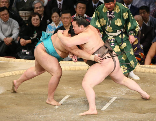 明生（左）を上手出し投げで下す白鵬（撮影・栗木一考）