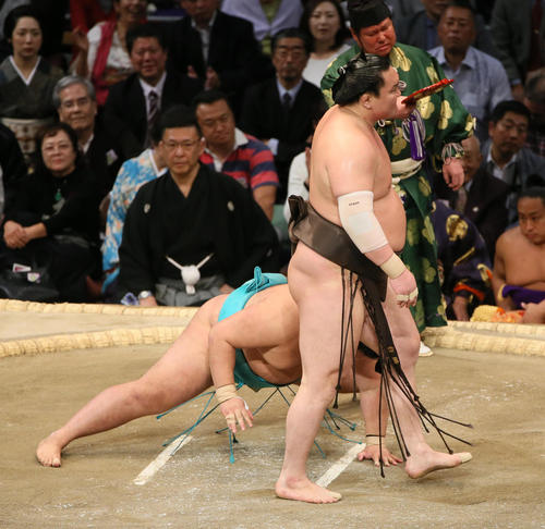 明生（左）を上手出し投げで下す白鵬（撮影・栗木一考）