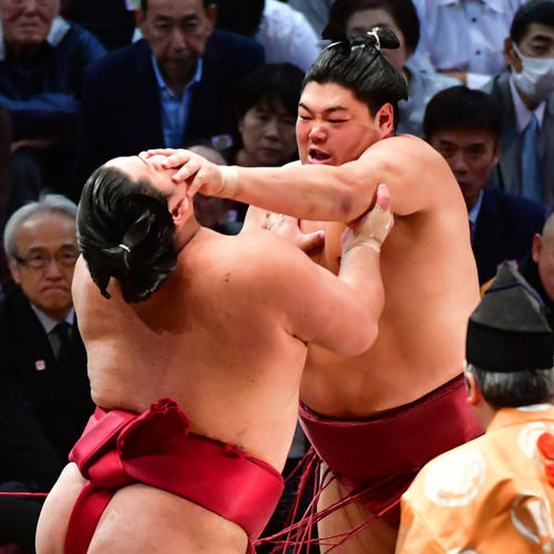 大栄翔（手前）に張り手を見舞う阿炎（撮影・清水貴仁）
