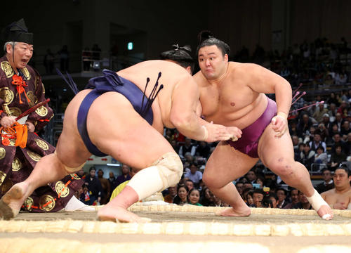 北勝富士（左）を鋭い立ち合いで攻める朝乃山（撮影・鈴木正人）