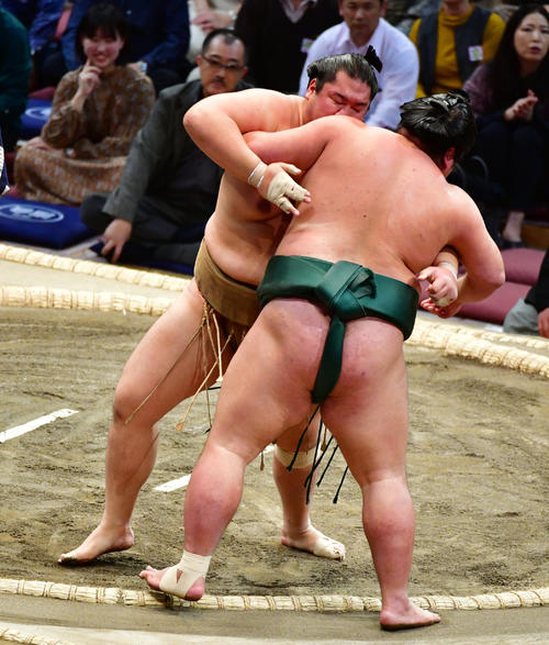 錦木（手前）を寄り切る輝（撮影・清水貴仁）