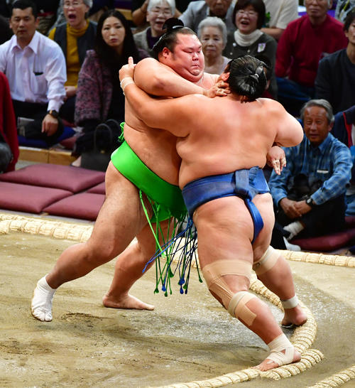 琴奨菊（右）を土俵際に追い込む千代丸（撮影・清水貴仁）