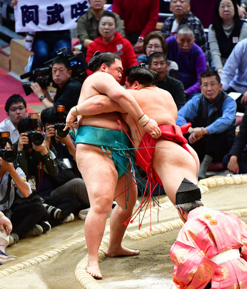 明生（左）を寄り切りで破る阿武咲（撮影・清水貴仁）