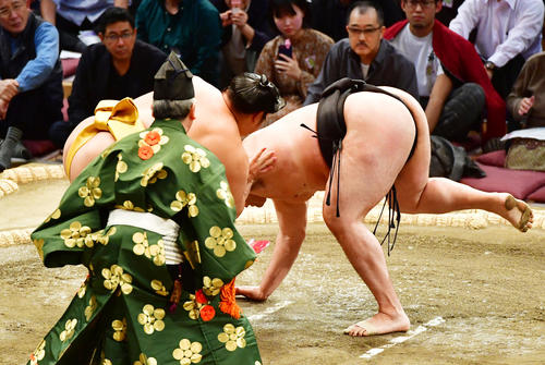 竜電（右）を立ち会いからの突き落としで破る遠藤（撮影・清水貴仁）