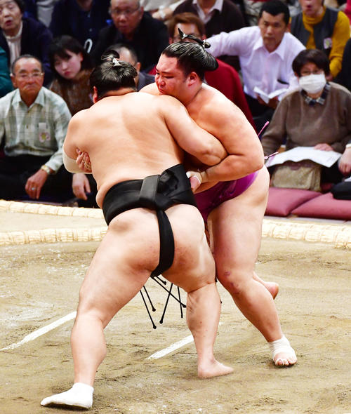 隠岐の海（左）を寄り切りで破る朝乃山（撮影・清水貴仁）