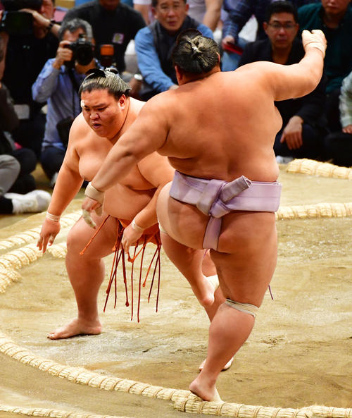 琴勇輝（手前）を押し出しで破る御嶽海（撮影・清水貴仁）
