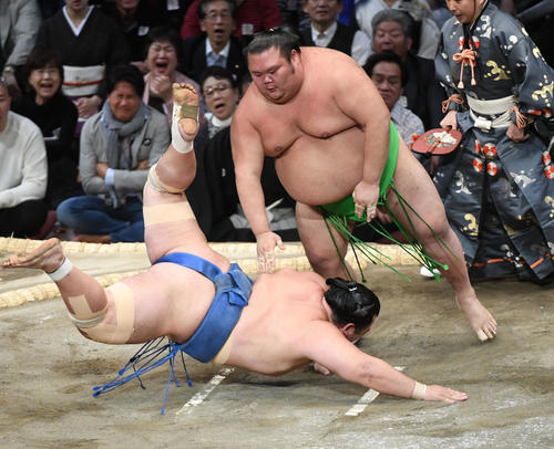 琴奨菊（左）を叩き込む千代丸（撮影・今浪浩三）