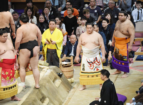 大相撲九州場所8日目　土俵入りに向かう高安（右）（撮影・今浪浩三）