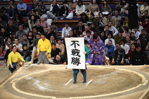 大相撲九州場所8日目　高安の休場を伝え宝富士の「不戦勝」（撮影・今浪浩三）