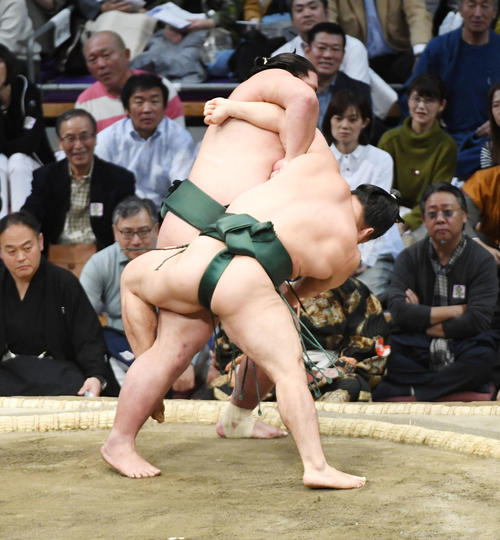 錦木を三所攻めで破る石浦（撮影・今浪浩三）