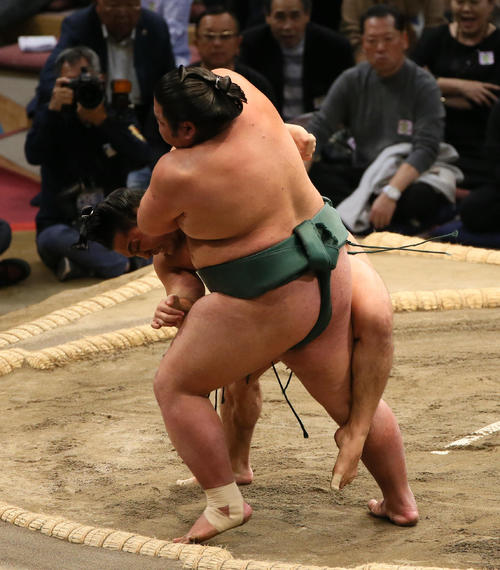 2019年11月17日、錦木（手前）を外掛けから三所攻めで破る石浦（撮影・栗木一考）