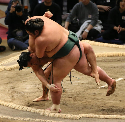 2019年11月17日、錦木（手前）を外掛けから三所攻めで破る石浦（撮影・栗木一考）
