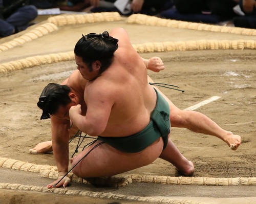 2019年11月17日、錦木（手前）を外掛けから三所攻めで破る石浦（撮影・栗木一考）